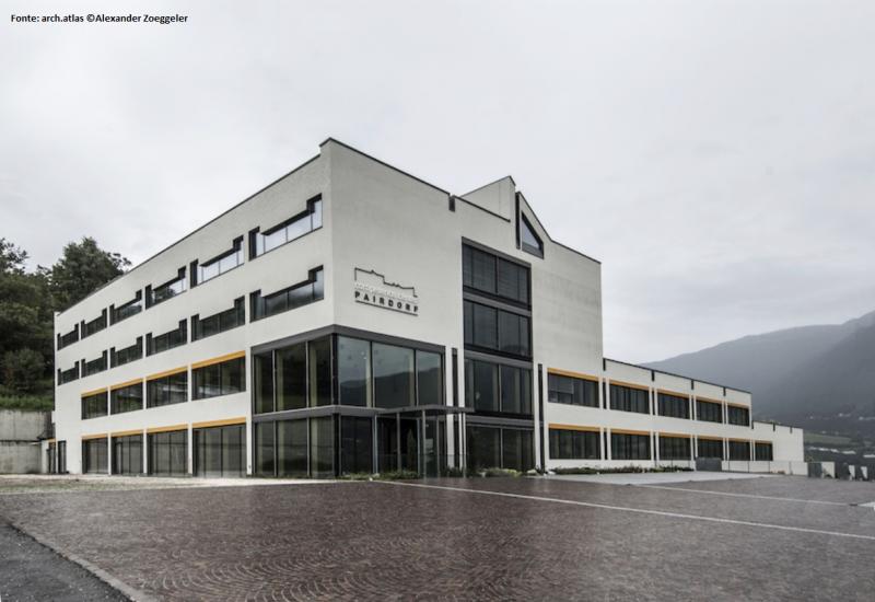 vista angolare, facciata d'ingresso