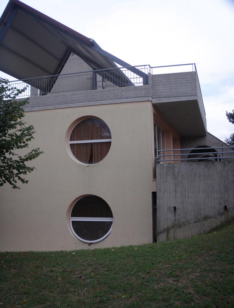 esterno, dettaglio bucature