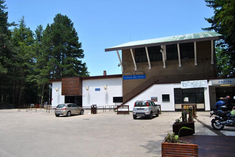 Stazione a valle, prospetto verso l'area di parcheggio