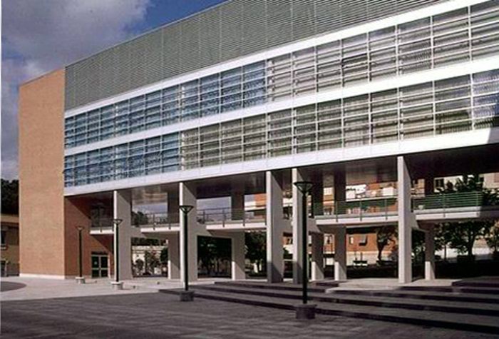 Vista testata edificio a L dalla piazza interna