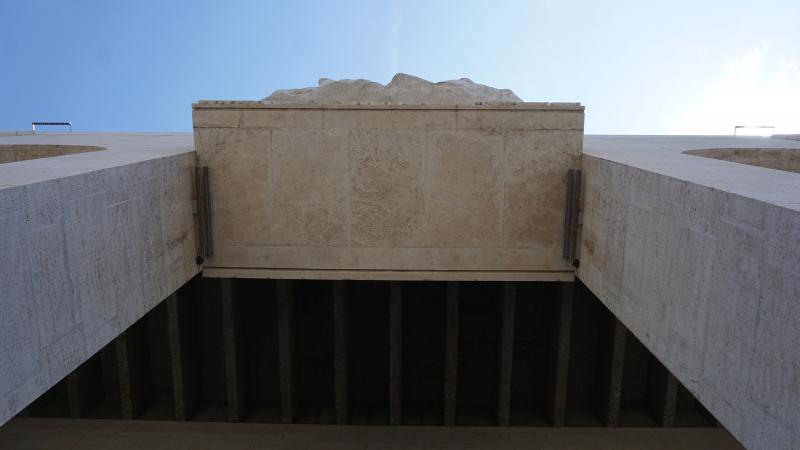 Dettaglio architrave portico d'ingresso