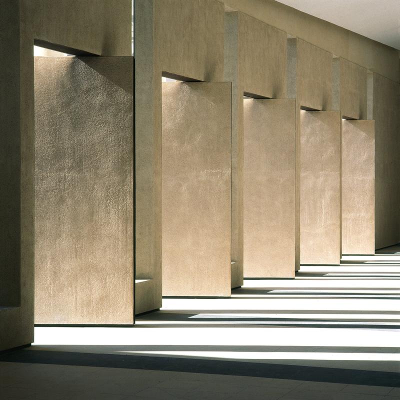 La sala interna aperta verso il quadriportico con pannelli basculanti (aperti)