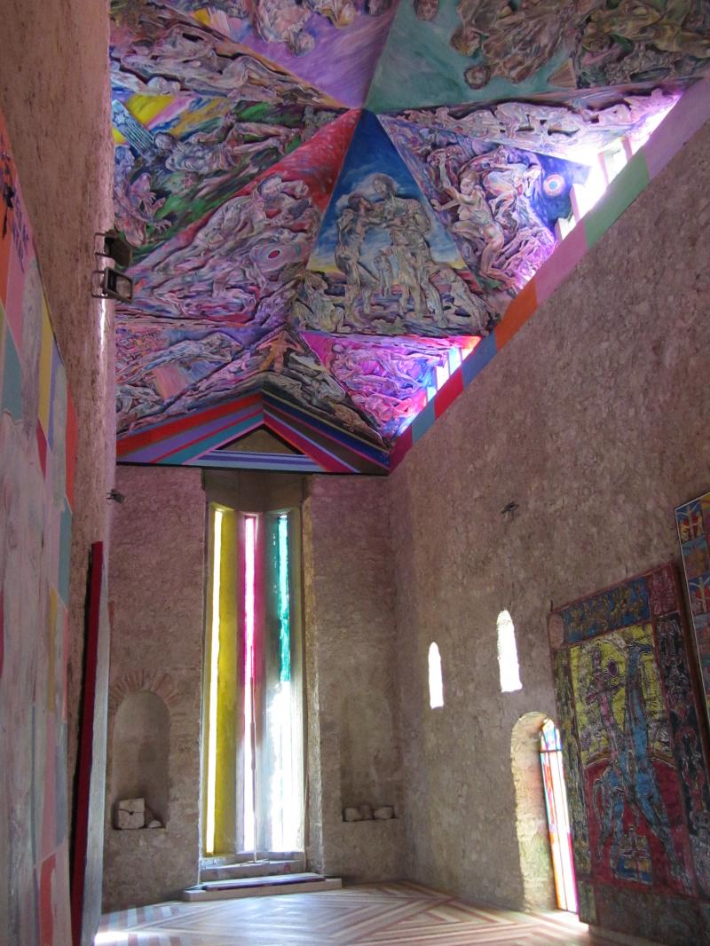 Interno cappella e affreschi