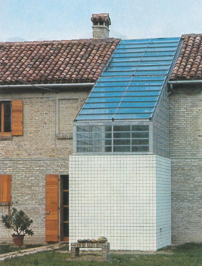 esterno, dettaglio del volume con la scala