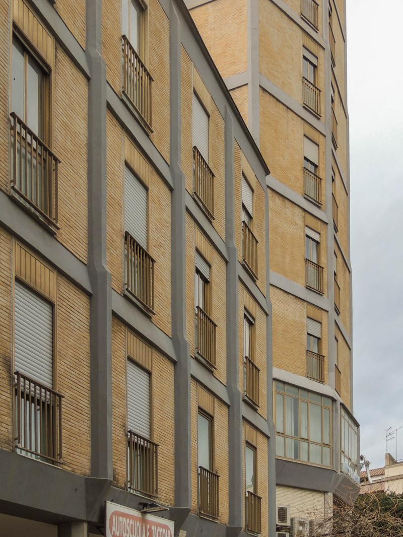 Palazzo INA, vista laterale del prospetto