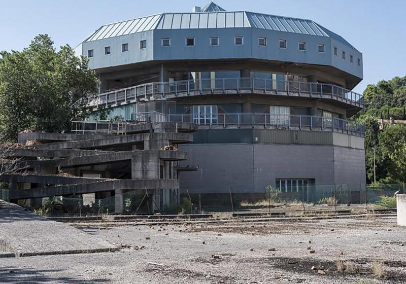 Centro servizi. Vista esterna, dettaglio rampa non completata, 2016