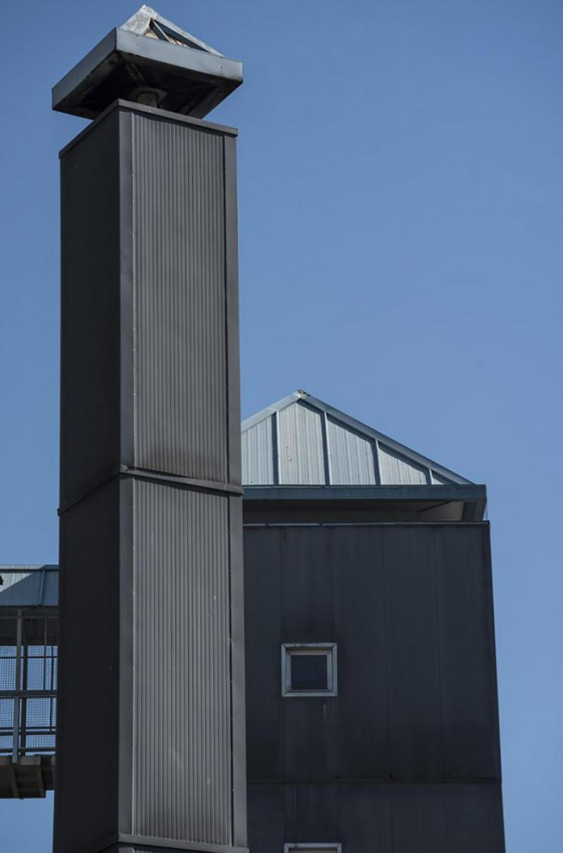 Centro servizi. Vista esterna, dettaglio torre, 2016
