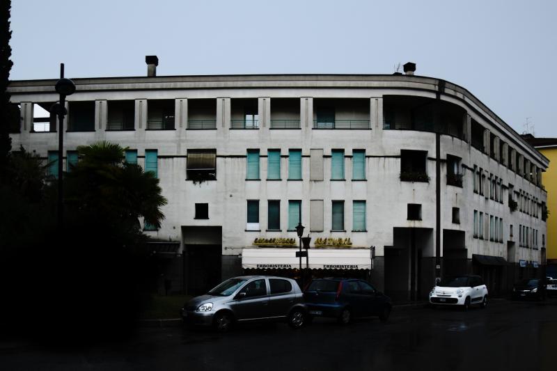 Edificio residenziale, prospetto su via Castello