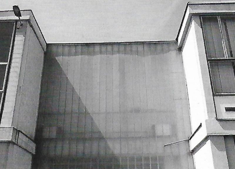 Particolare del corpo di collegamento fra i lotti due e tre, con l’originaria finitura in lastre di policarbonato