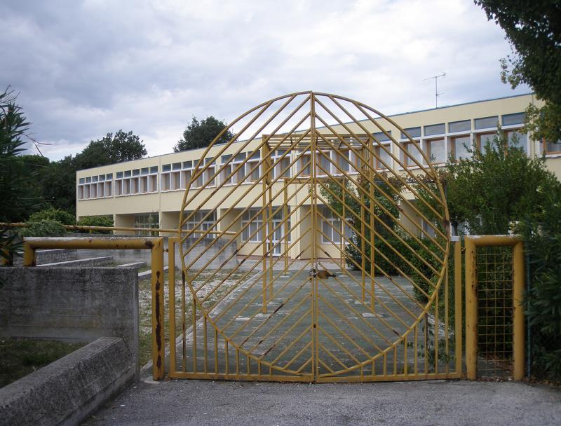 vista esterna, dettaglio cancello d'ingresso