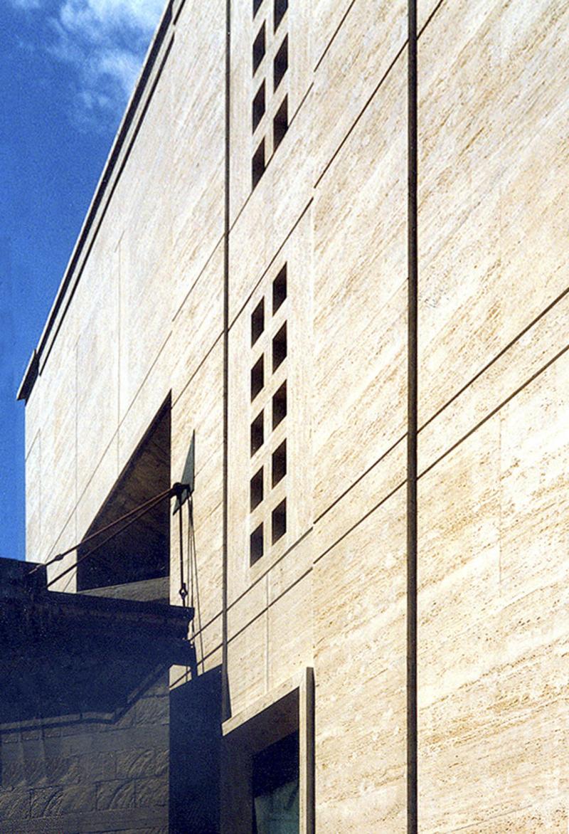 Veduta parziale della parete in travertino.
