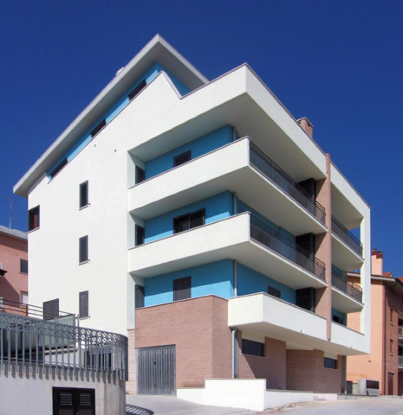 fronte su via Sandro Pertini