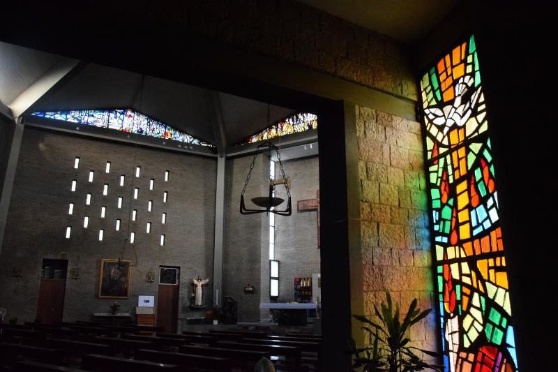 Interno, aula e vetrata
