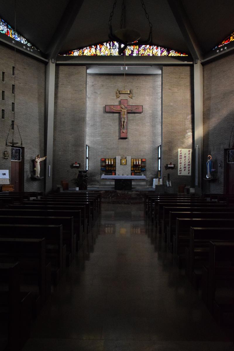 Interno, aula e altare