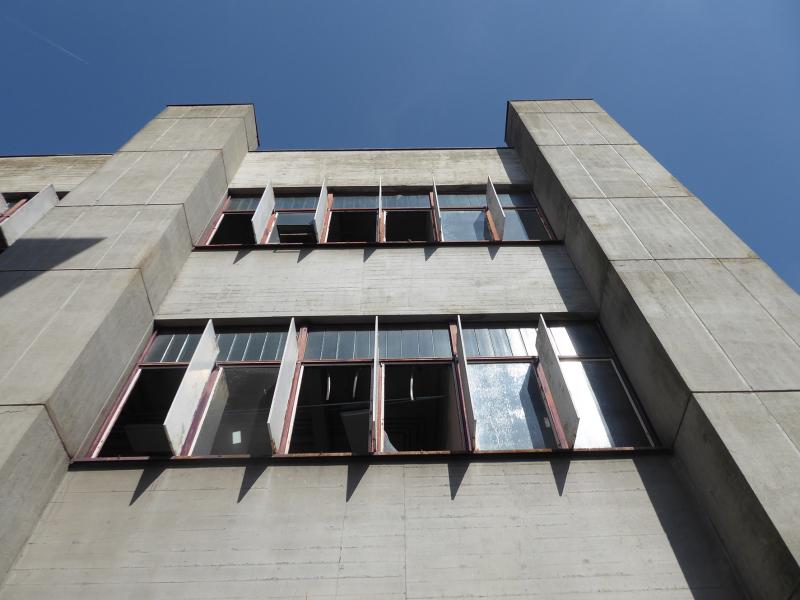 Dettaglio del fronte ovest. In primo piano i frangisole, 2019 