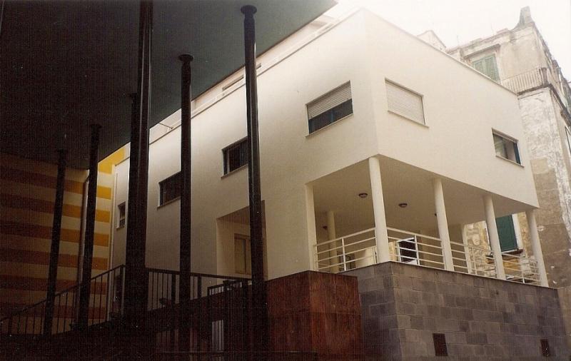 Il versante sul quale si affiancano mercato e centro rionale