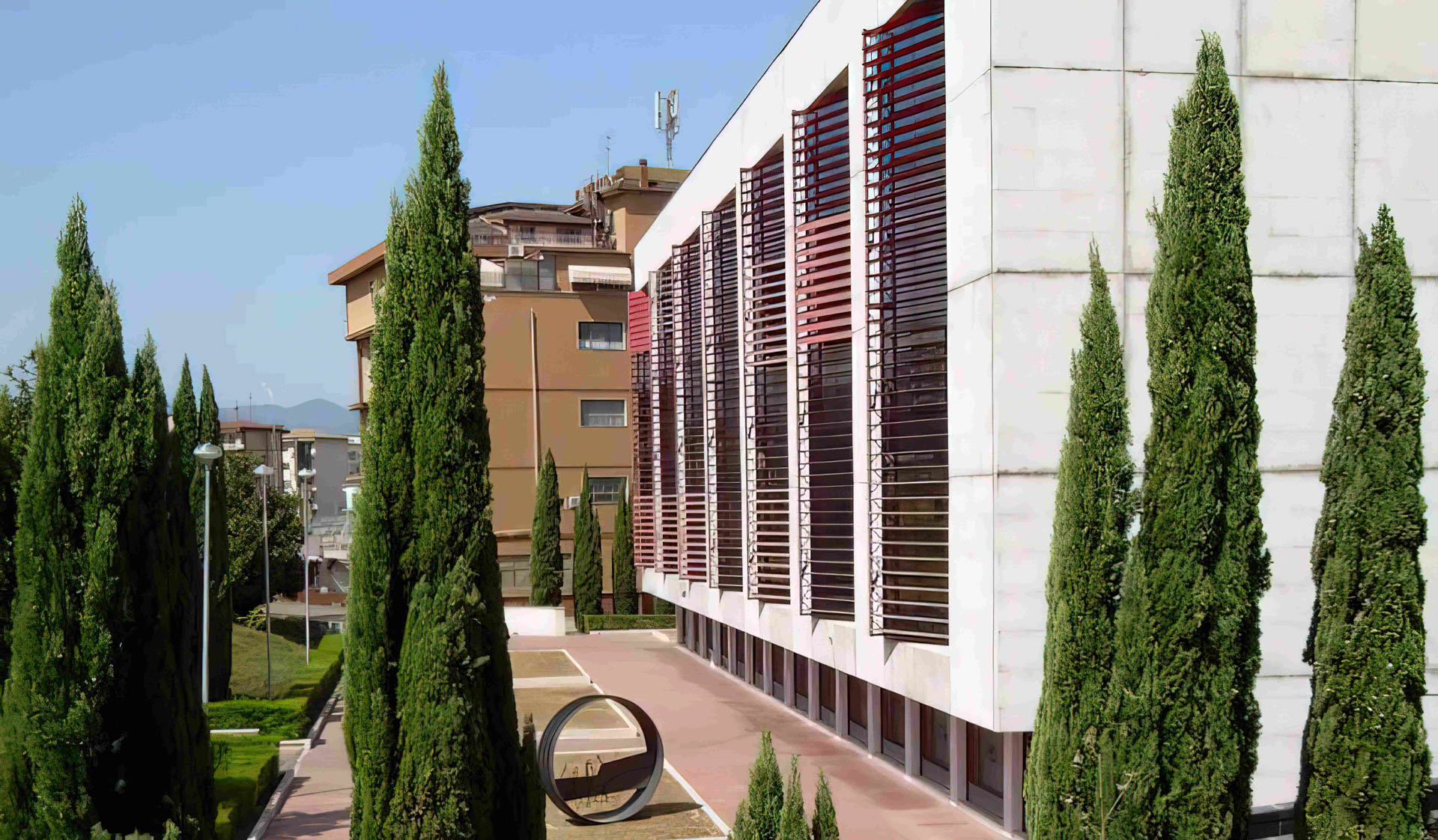 Prospetto principale con vista sul piazzale giardino