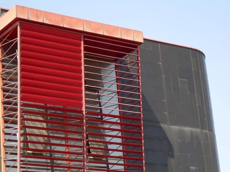 Particolare del frangisole rosso