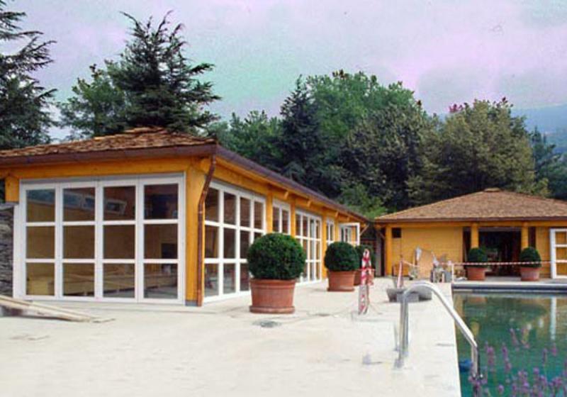 Vista dei padiglioni e della piscina realizzati negli anni Novanta 