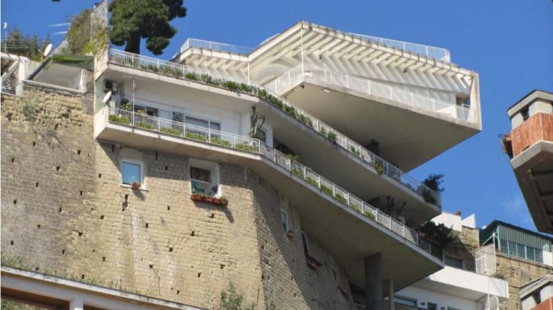 Vista dal basso , particolare con le terrazze a sbalzo