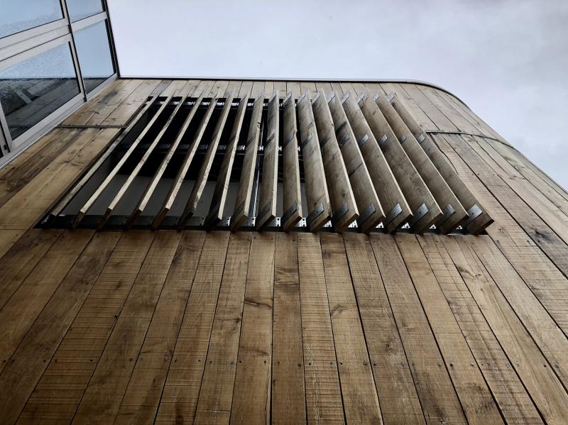 Dettaglio rivestimento facciata in legno di castagno