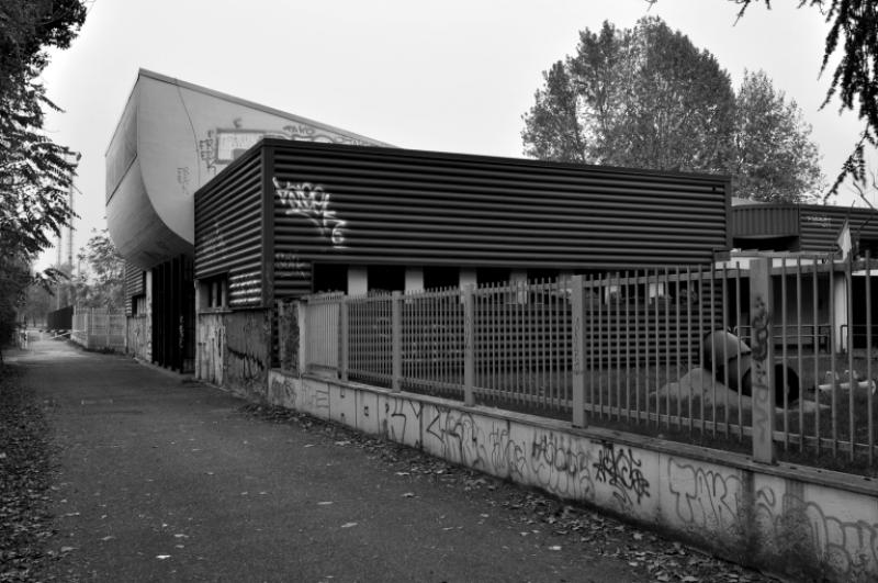 20. Vista del fronte sud, 2016. L’intero rivestimento in piastrelle ceramiche azzurre che connotava i fronti esterni è stato sostituito con un rivestimento in lamiera a fasce orizzontali