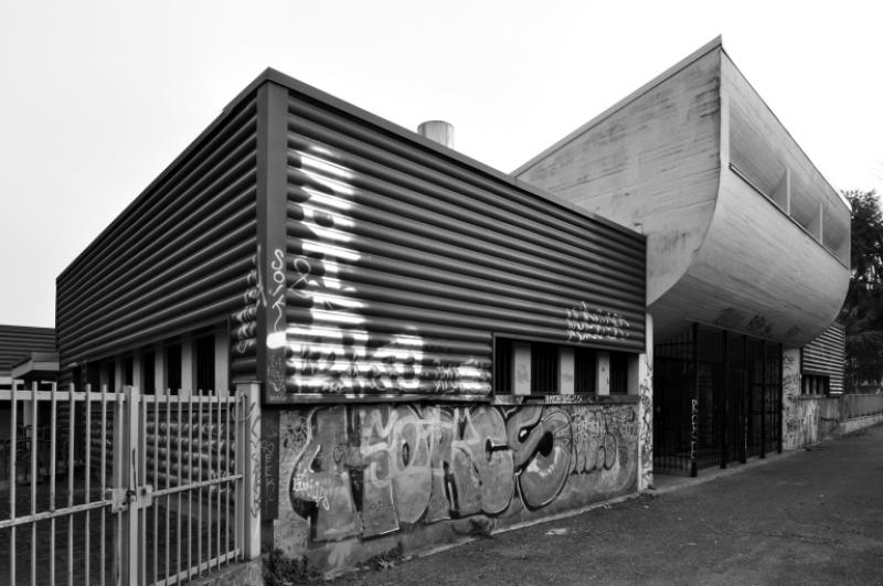 21. Vista del fronte nord, 2016. L’intero rivestimento in piastrelle ceramiche azzurre è stato sostituito con un rivestimento in lamiera e la finitura in calcestruzzo faccia a vista è stata parzialmente modificata 