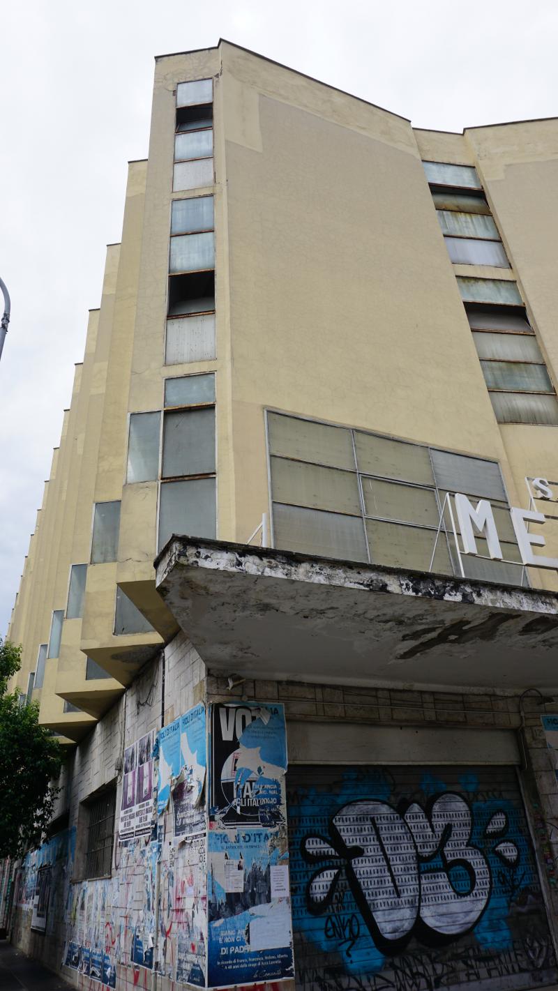 Dettaglio pensilina d'ingresso mercato