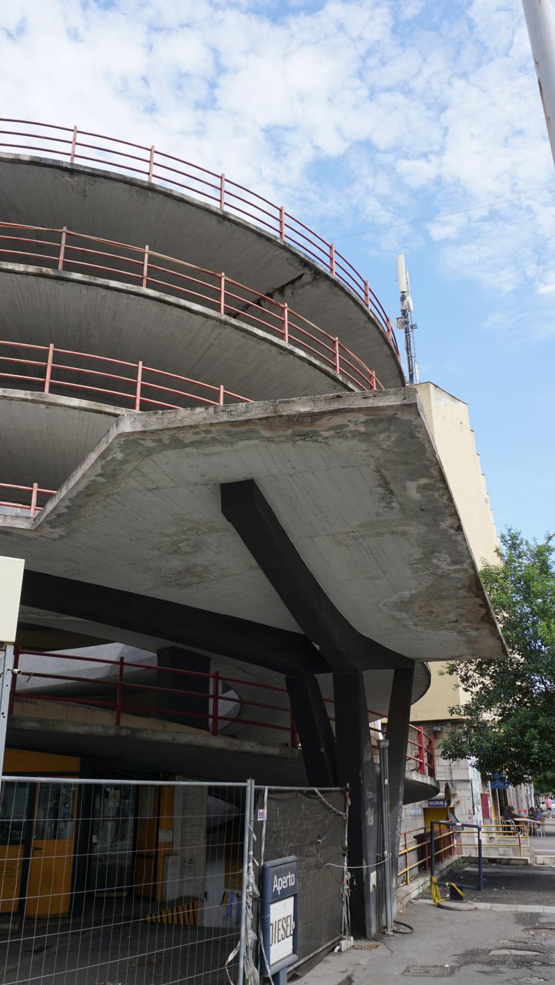 Particolare pensilina d'accesso alle rampe 