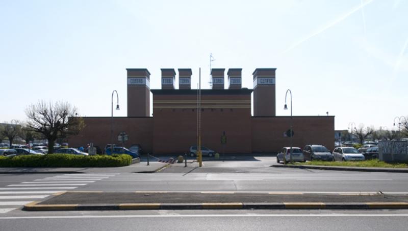 Prospetto principale, vista della facciata dalla strada