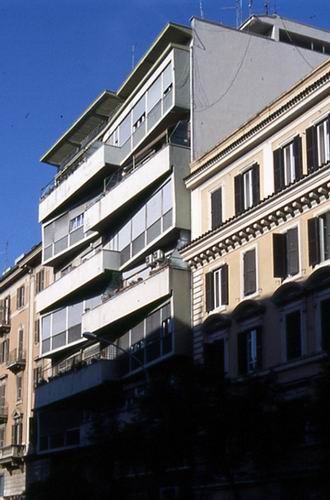 Particolare balconi su via Magna Grecia