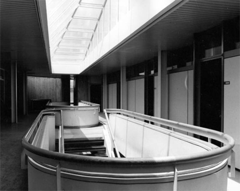 Interno, particolare con il lucernario in copertura e la scala