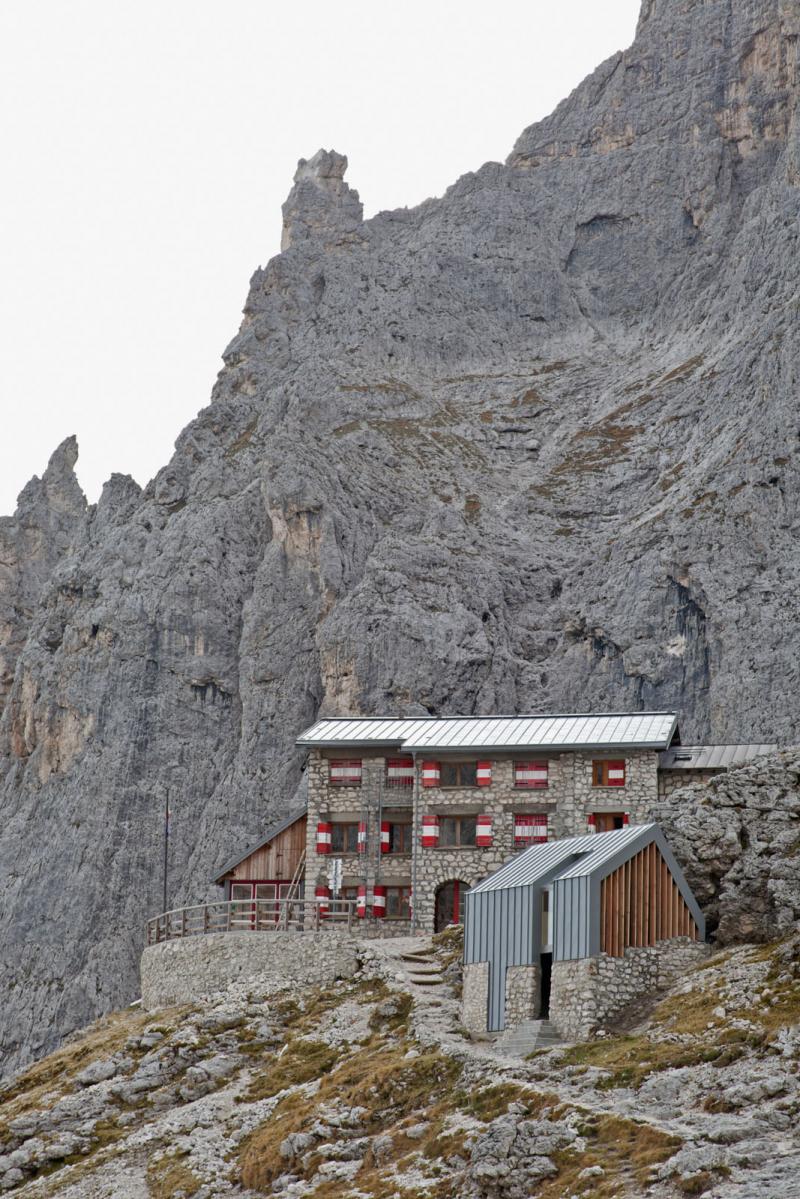 Il nuovo bivacco. Sullo sfondo il Rifugio Pradidali