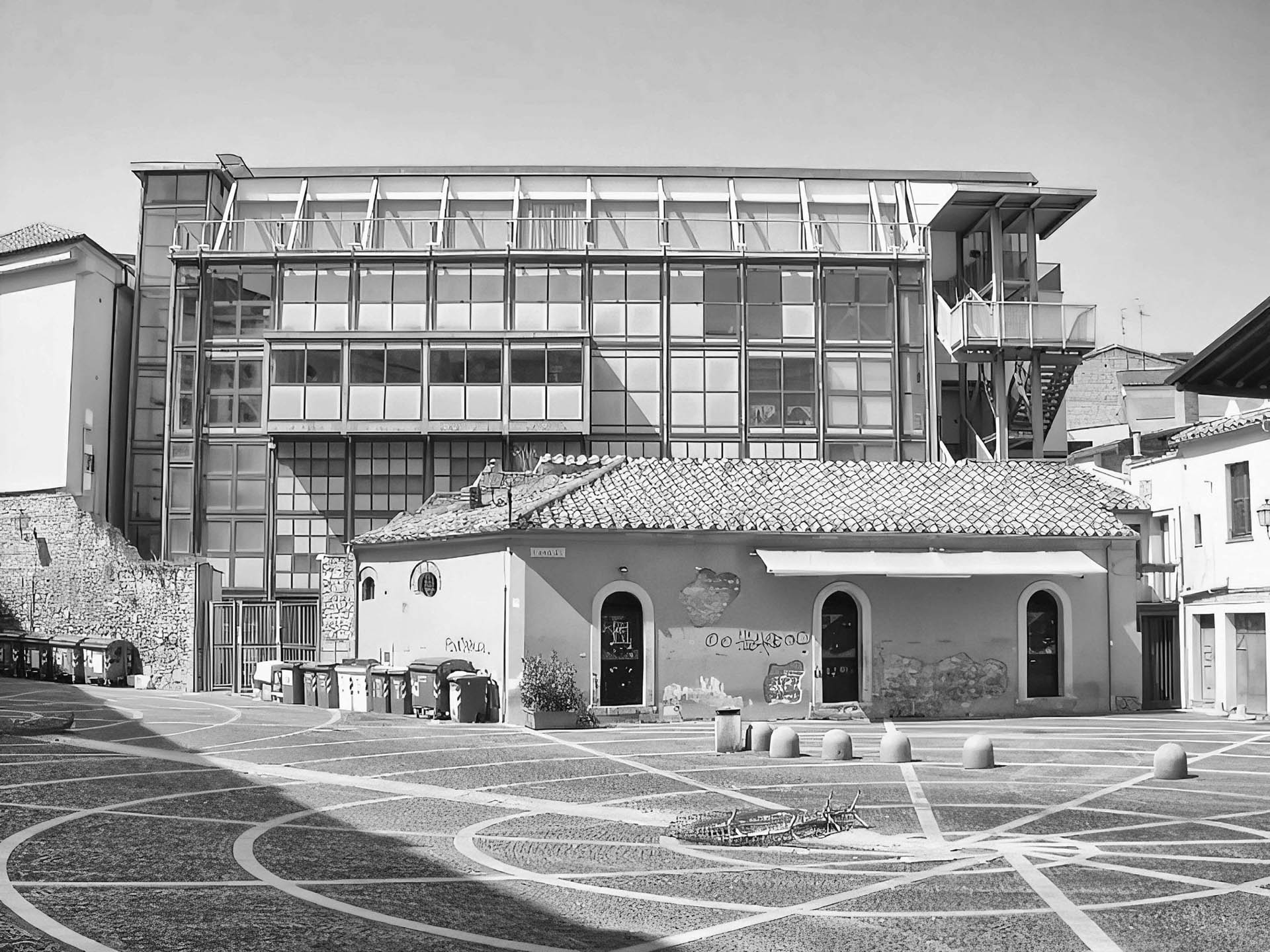 Prospetto su Piazza Vari