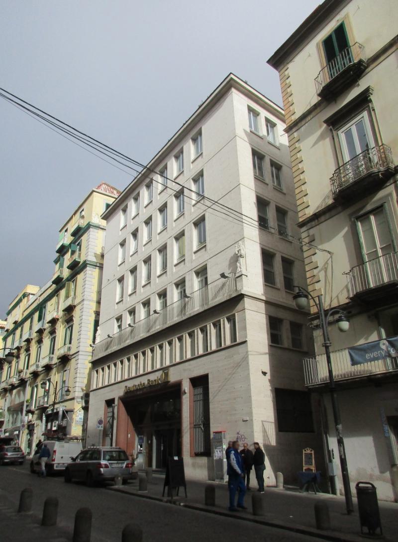 Deutsche Bank, Prospetto su via Santa Brigida, angolo est