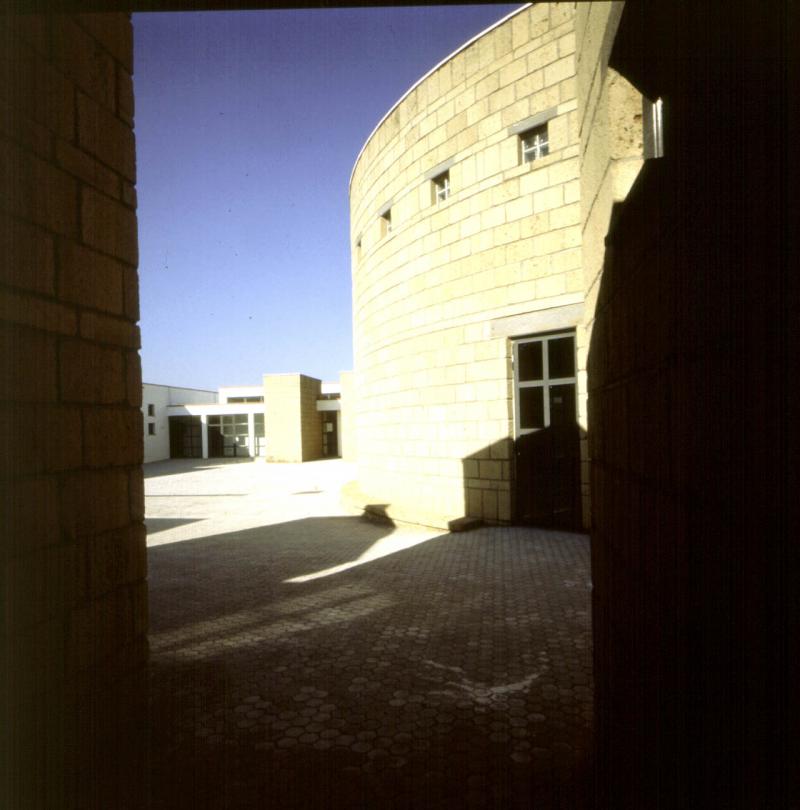 Vista della corte interna est con l'ingresso dell'auditorium