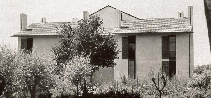 Fronte principale con l’ingresso agli alloggi 