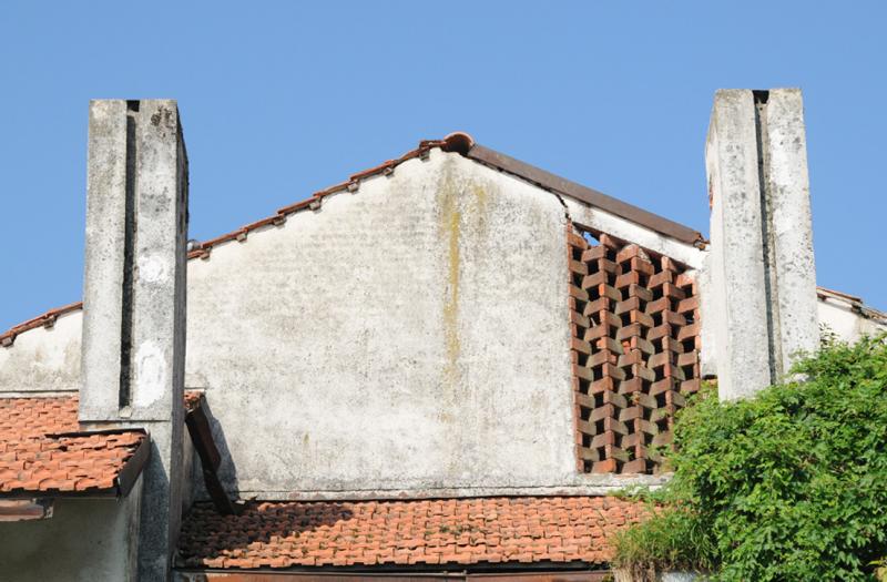 Particolare dei camini e del timpano di copertura, 2016
