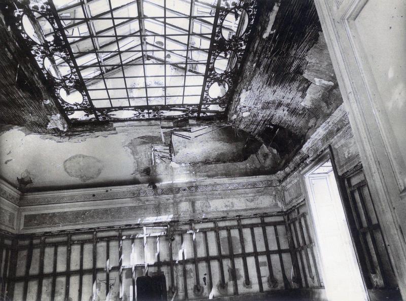Interno dell'edificio dopo i bombardamenti, immagine d'epoca. Stampa fotografica b/n