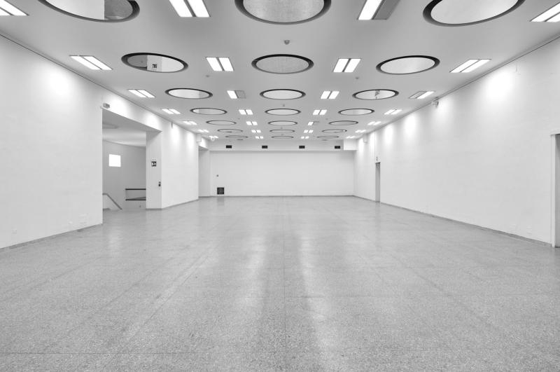 Interno, la grande sala espositiva al primo piano