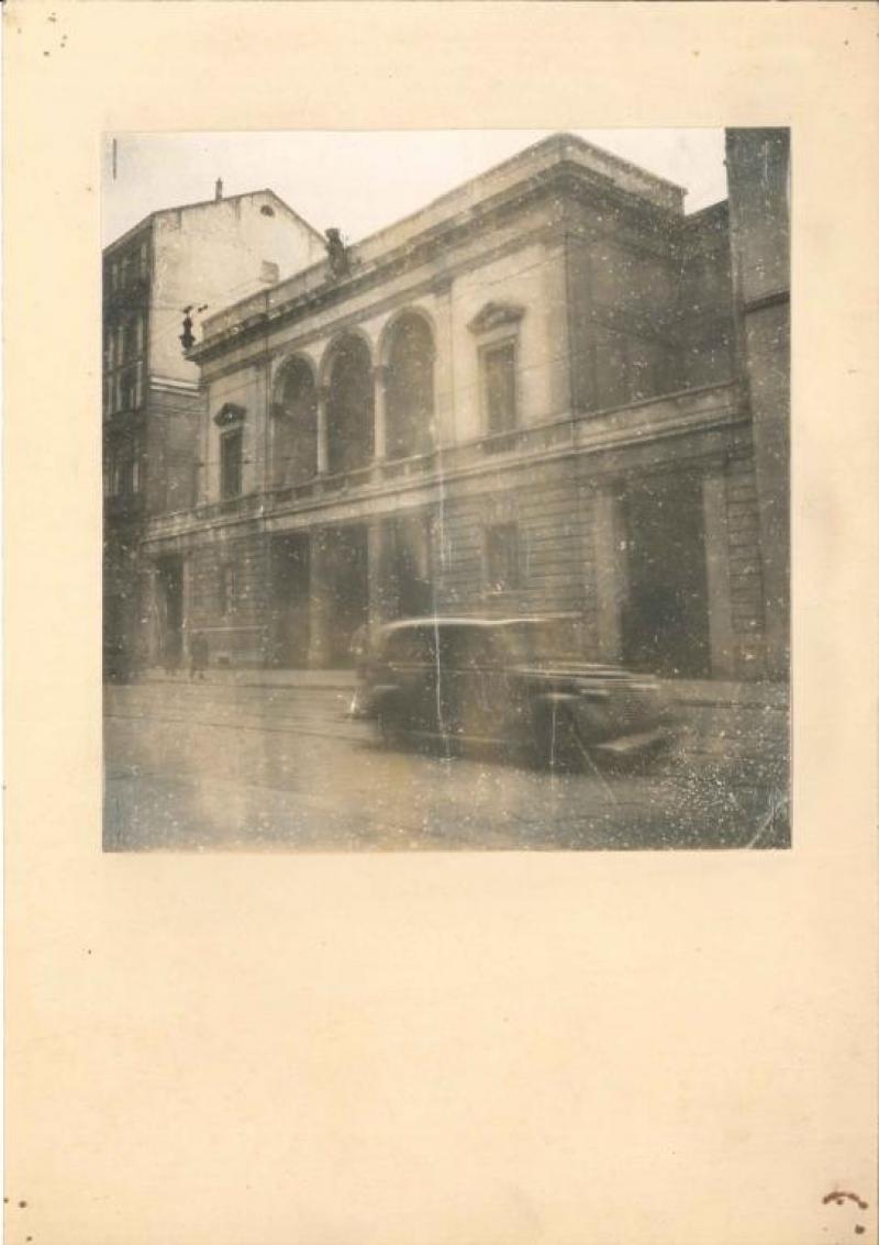 Edificio prima dell'intervento. Stampa fotografica b/n pinzata su cartoncino