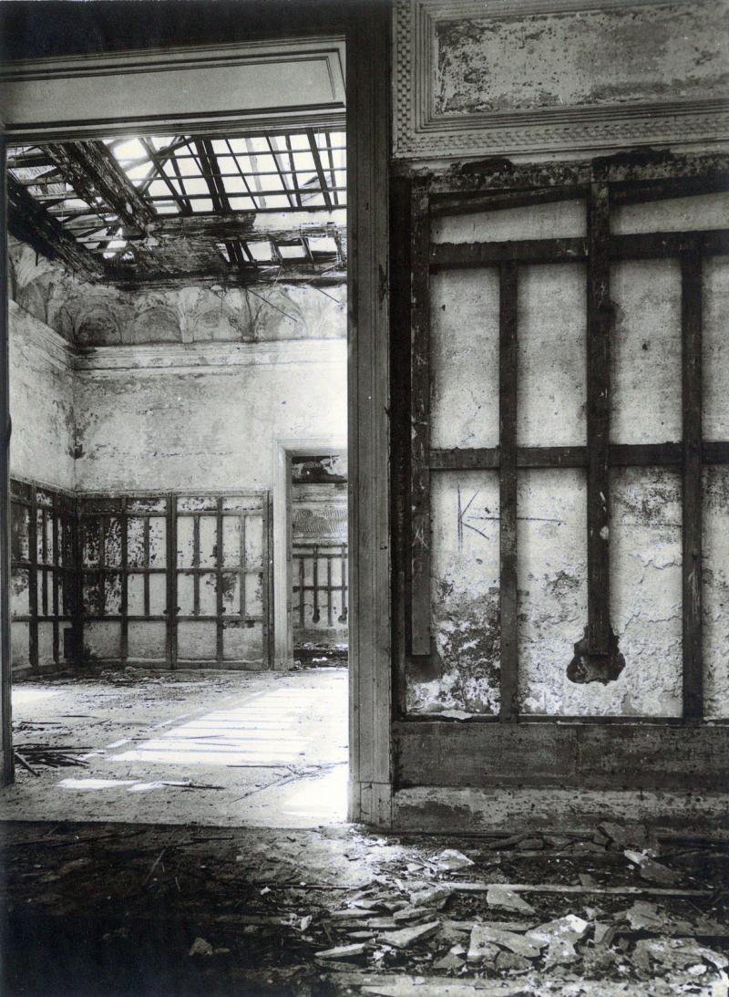Interno dell'edificio dopo i bombardamenti, immagine d'epoca. Stampa fotografica b/n