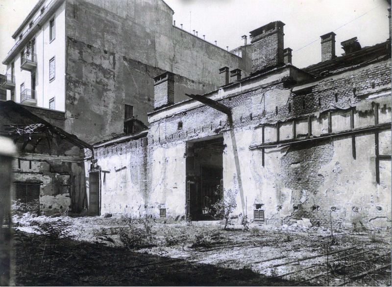Interno dell'edificio dopo i bombardamenti, immagine d'epoca. Stampa fotografica b/n
