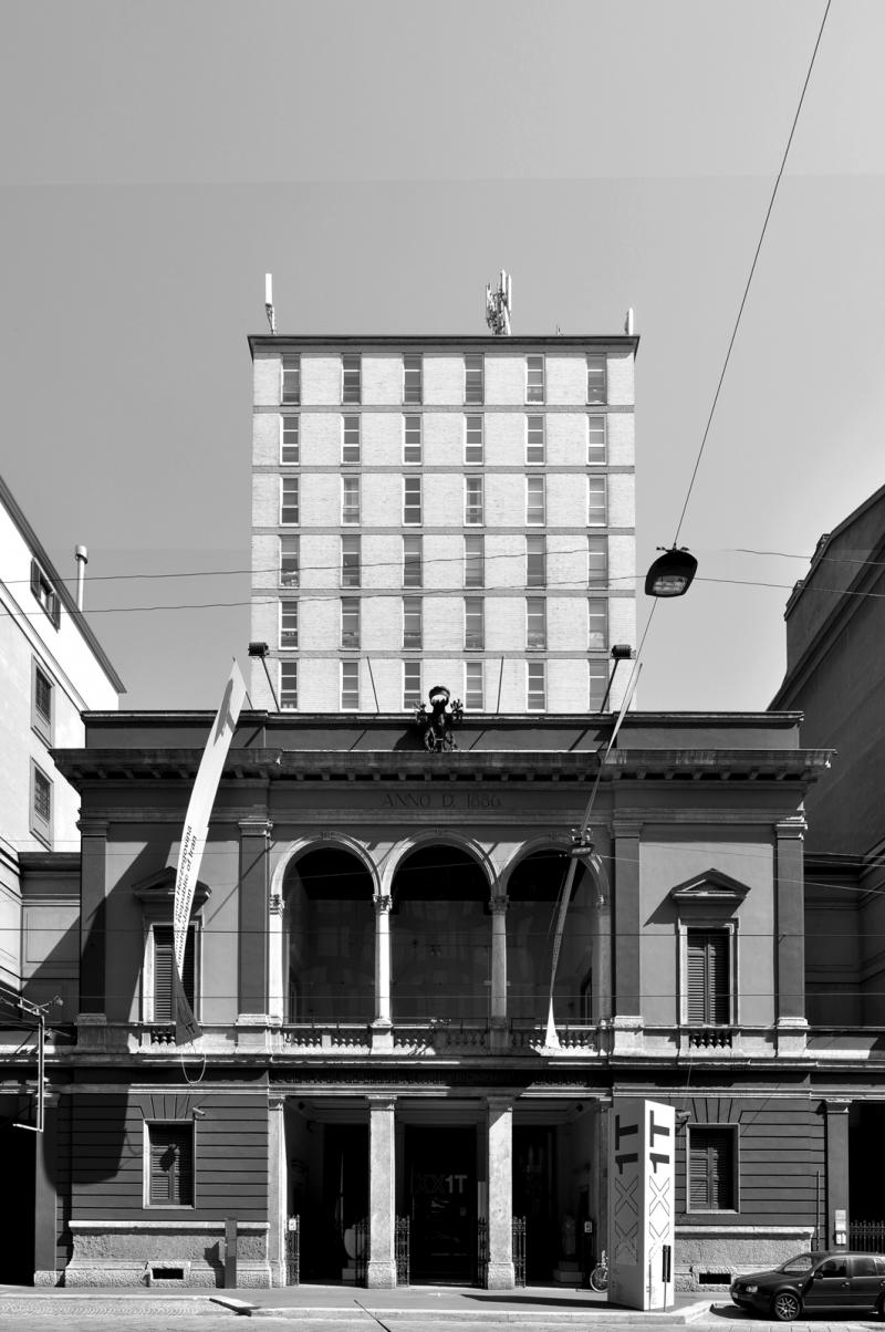 Fotopiano su via Turati della facciata neorinascimentale e della torre ad uso uffici