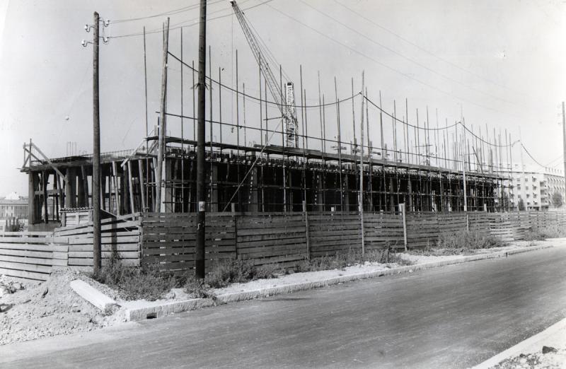 L'edificio in costruzione, settembre 1960. Stampa fotografica b/n