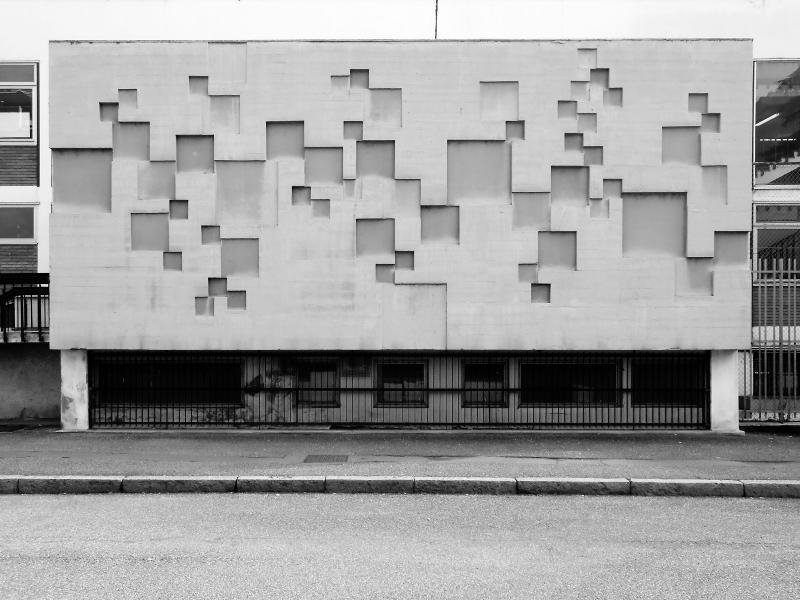 Pannello decorativo in cemento su via Sally Mayer