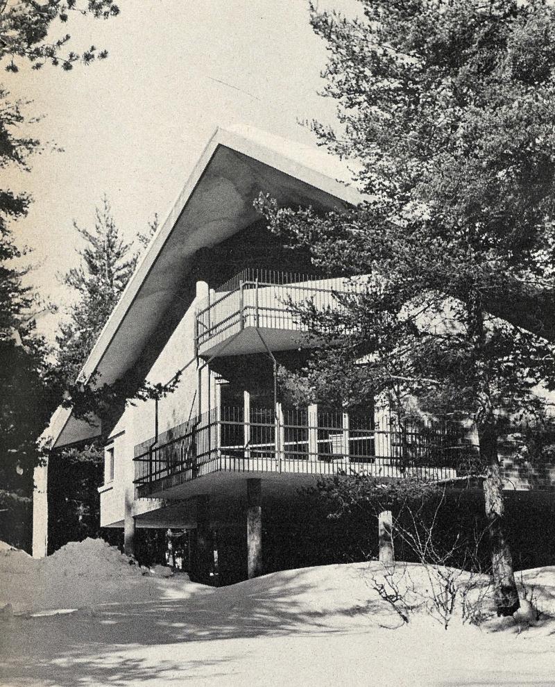 Vista del fronte con i due balconi 