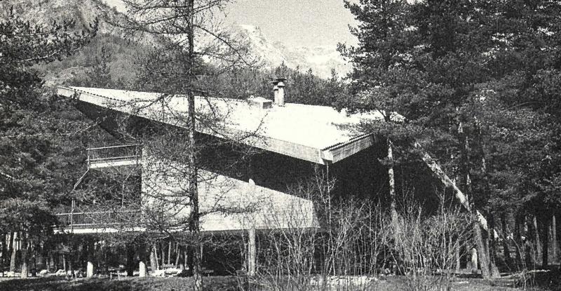 Vista esterna con in primo piano la copertura ondulata grigio chiaro in cemento-amianto 