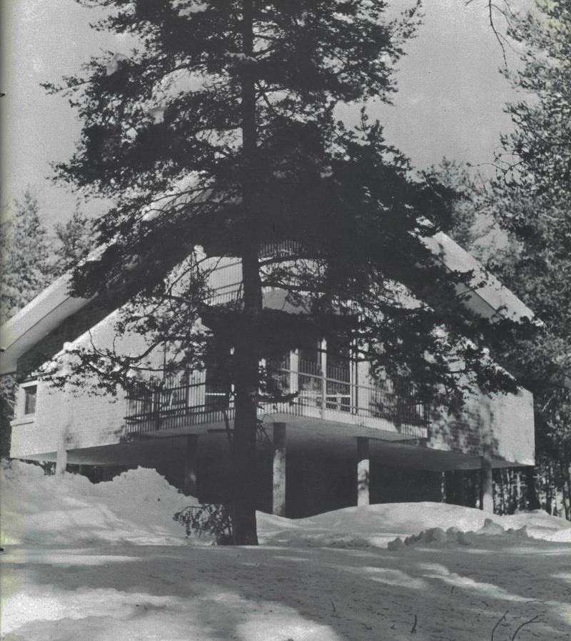 Inquadrature della casa costruita su pilotis rotondi che racchiudono il piano servizi. Al primo piano la zona giorno e nel sottotetto la zona notte 