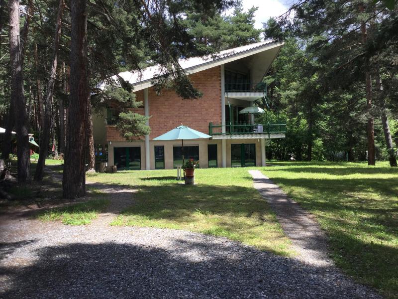 Vista d’insieme. Il portico originario al piano terreno è stato chiuso, dopo il 2011, e trasformato in locale ad uso residenziale, 2019